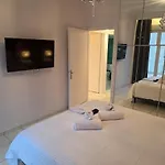 Chic & Stylish Retreat Apartment *